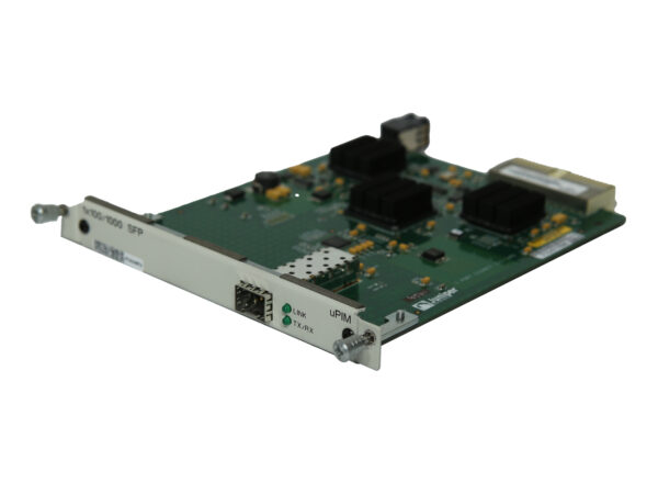 Karta modułu Juniper z odsłoniętą zieloną płytką elektroniczną, portem SFP i metalowym panelem montażowym z boku.