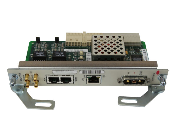 Moduł Cisco widoczny z przodu na płycie z portami RJ45, gniazdami koncentrycznymi i uchwytami montażowymi po bokach.