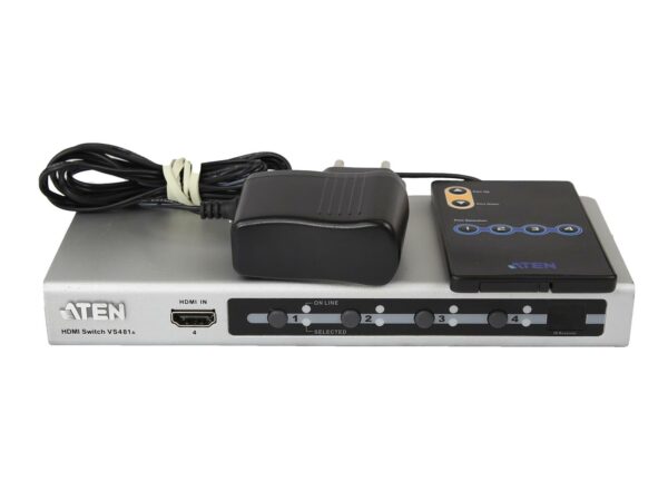 Przełącznik HDMI Aten z czterema przyciskami wyboru wejść na panelu przednim, obok zasilacz sieciowy i pilot zdalnego sterowania.