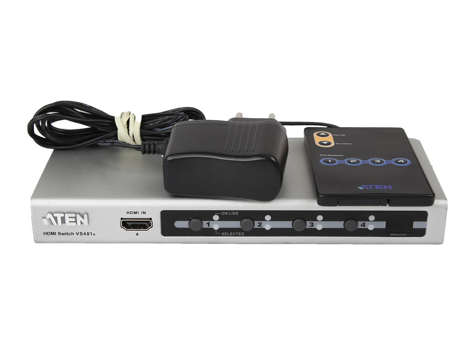 Przełącznik HDMI Aten z czterema przyciskami wyboru wejść na panelu przednim, obok zasilacz sieciowy i pilot zdalnego sterowania.