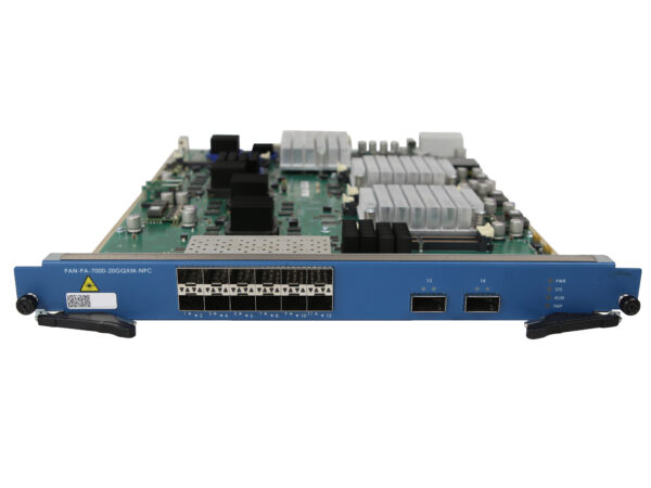 Karta modułu Palo Alto z widocznym rzędem 12 portów SFP+ i dwoma portami QSFP+, płytka elektroniczna odsłonięta od góry