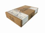 Zamknięte pudełko kartonowe Cisco z naklejkami z danymi produktu na wieku, widoczne pod kątem z boku.