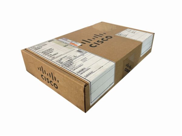 Zamknięte pudełko kartonowe Cisco z naklejkami z danymi produktu na wieku, widoczne pod kątem z boku.