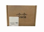 Zamknięte pudełko kartonowe Cisco z logo na wieku i naklejką z informacjami na boku opakowania.
