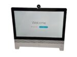 Terminal Cisco Webex DX80 od przodu, na ekranie ekran startowy z napisem "Welcome" i kamerą u góry.