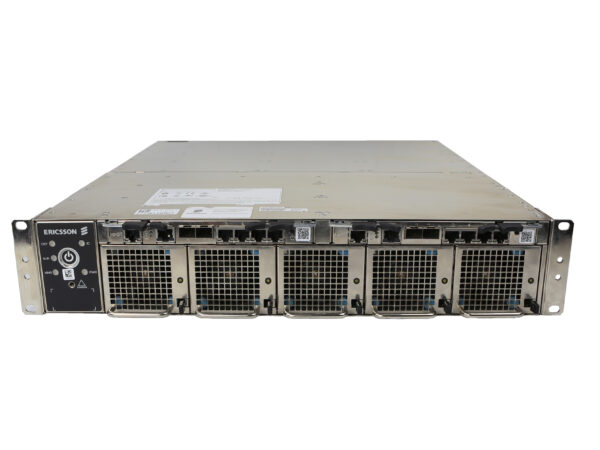 Przód obudowy rack Ericsson Symkloud z pięcioma modułowymi wnękami i uszami montażowymi po bokach.