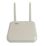 Router LTE Cradlepoint z dwiema pionowymi antenami na białej, ściętej obudowie widocznej pod niewielkim kątem.