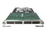 Karta liniowa Cisco z odkrytą płytą PCB i widocznym rzędem czterdziestu portów SFP na przedniej krawędzi modułu