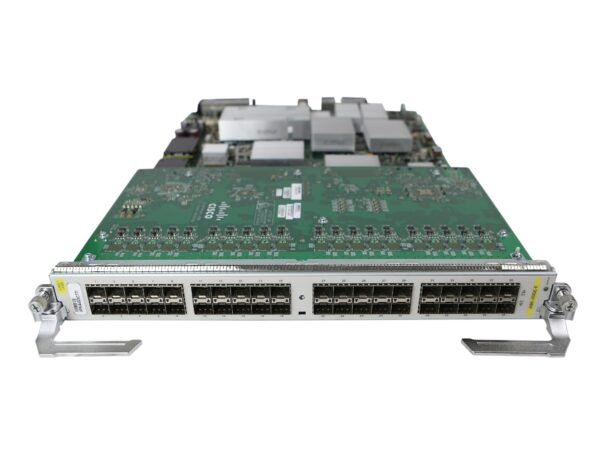Karta liniowa Cisco z odkrytą płytą PCB i widocznym rzędem czterdziestu portów SFP na przedniej krawędzi modułu