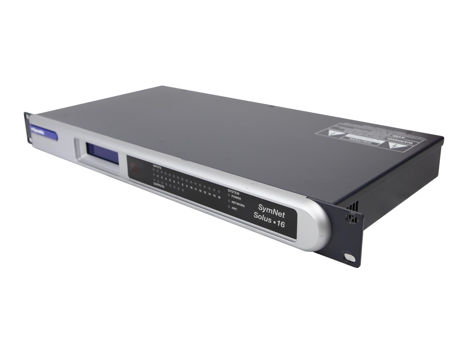 Procesor audio Symetrix SymNet Solus 16 pod kątem z przodu, widoczne uszy montażowe rack i rząd złączy na panelu.