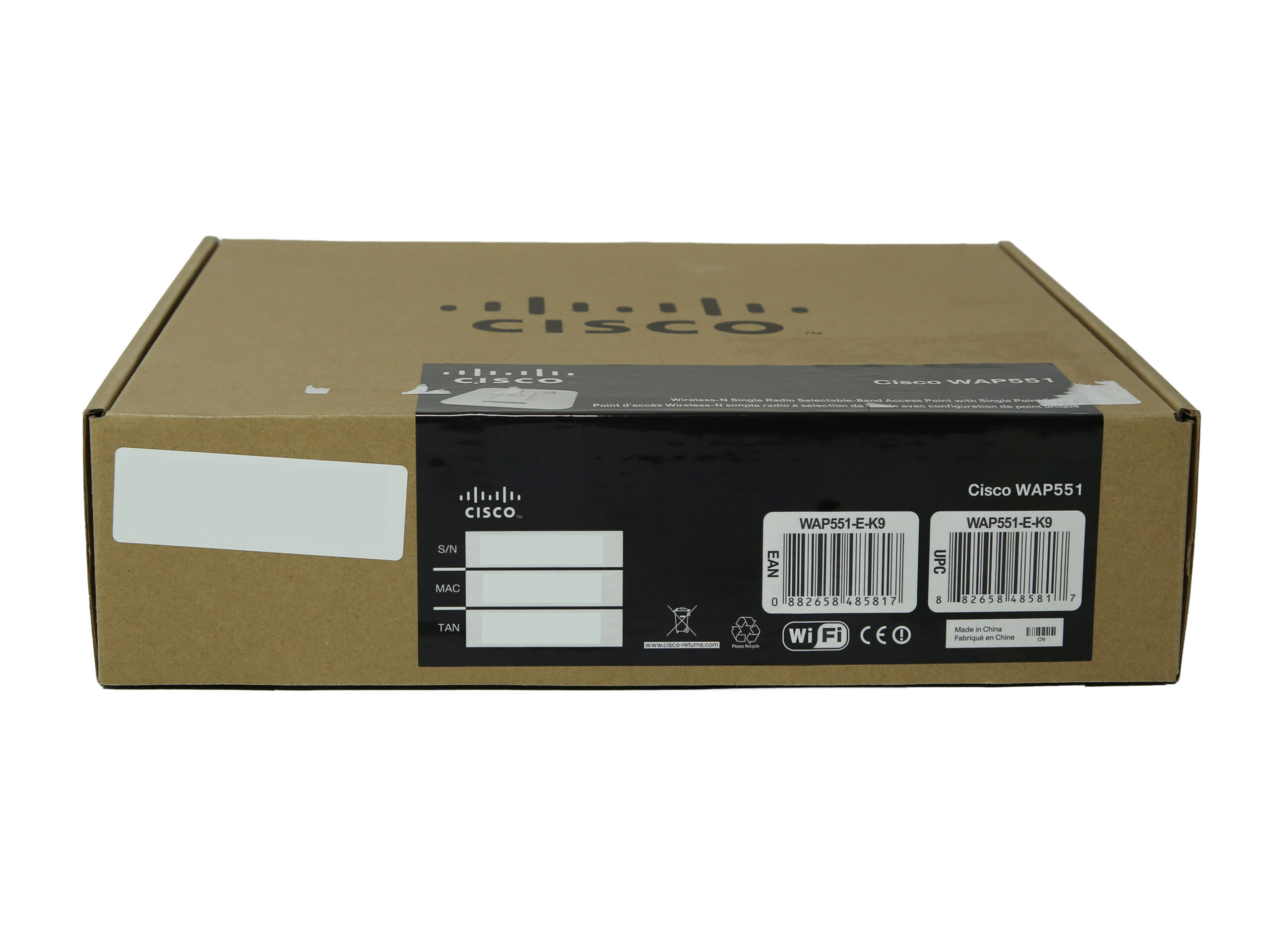 Zamknięte pudełko Cisco WAP551 z nadrukowanym logo i etykietami z danymi produktu na boku kartonu.