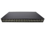 Przód urządzenia z dwoma rzędami licznych portów RJ45 w czarnej metalowej obudowie rack.