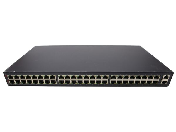 Przód urządzenia z dwoma rzędami licznych portów RJ45 w czarnej metalowej obudowie rack.