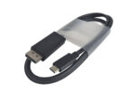 Zwinięty czarny kabel ze złączem DisplayPort z jednej strony i USB-C z drugiej, spięty foliową opaską.