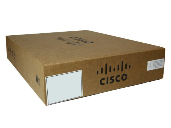 Zamknięte kartonowe pudełko z logo Cisco i białą naklejką z etykietą, widoczne z góry pod kątem.