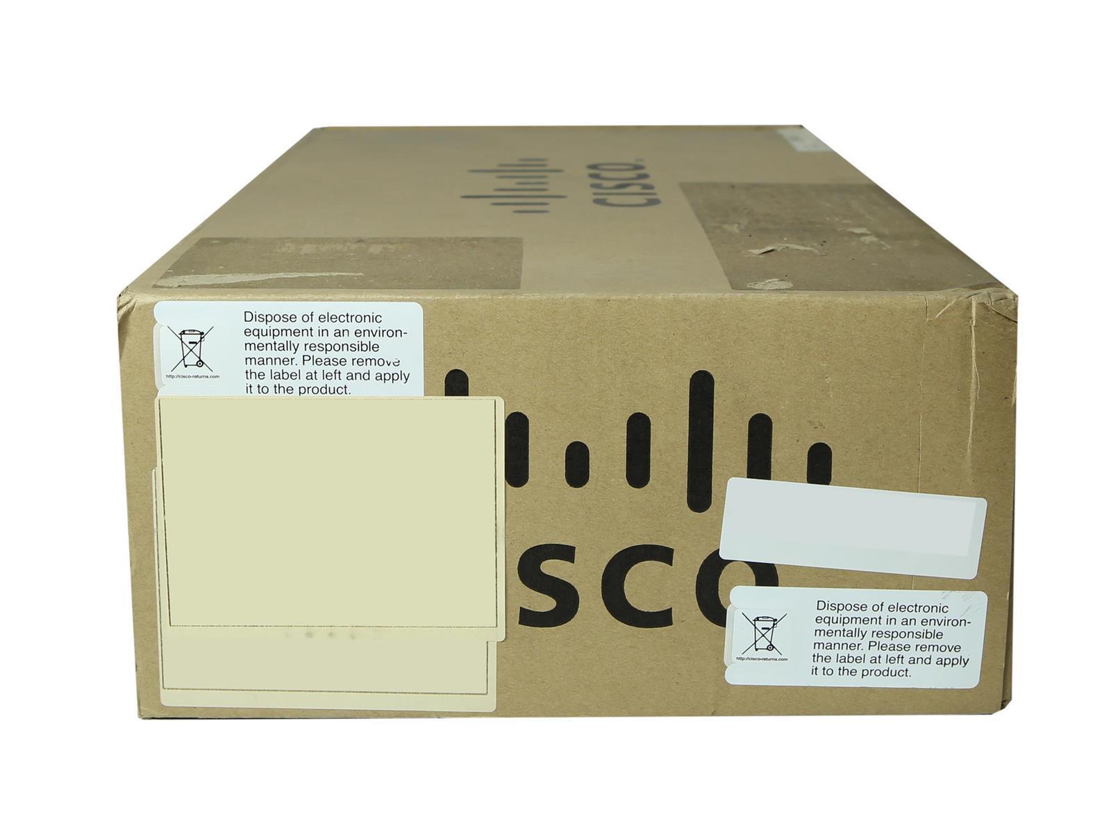 Zamknięte kartonowe pudełko Cisco z naklejonymi etykietami informacyjnymi o utylizacji sprzętu elektronicznego.
