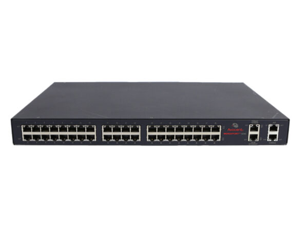 Przedni panel switcha KVM z rzędem portów RJ45 w dwóch liniach oraz dwoma portami SFP po prawej stronie.