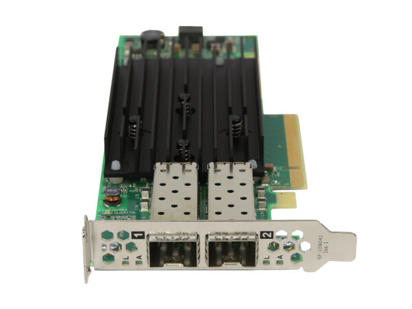 Karta sieciowa PCIe z dwoma portami SFP+ i niskoprofilowym wspornikiem, widoczne radiatory chłodzące na płycie.