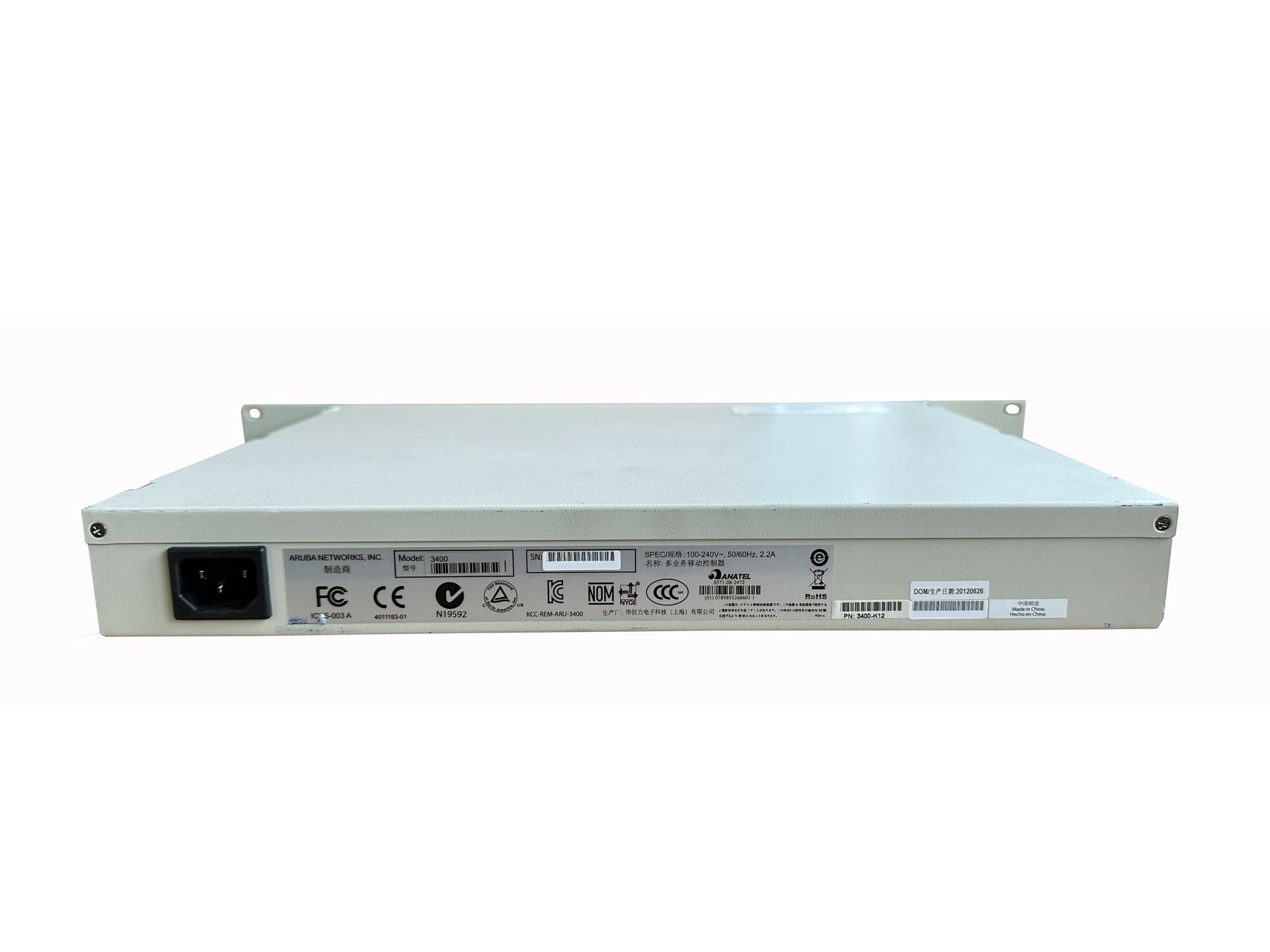 Tylny panel kontrolera Aruba 3400 z gniazdem zasilania IEC oraz naklejkami certyfikatów na obudowie typu rack.