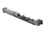 Wąska płytka konwertera zasilania Cisco z widocznymi układami elektronicznymi i złączem pin z boku.