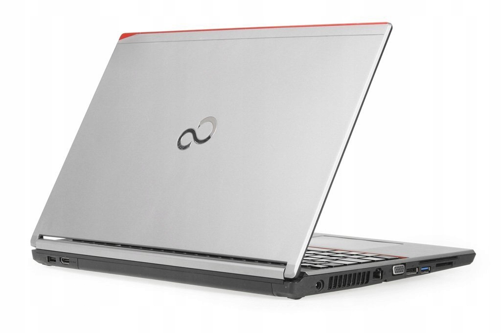 Laptop Fujitsu Lifebook widziany od tyłu pod kątem, uchylona pokrywa z logo, srebrna obudowa z czarnymi krawędziami.