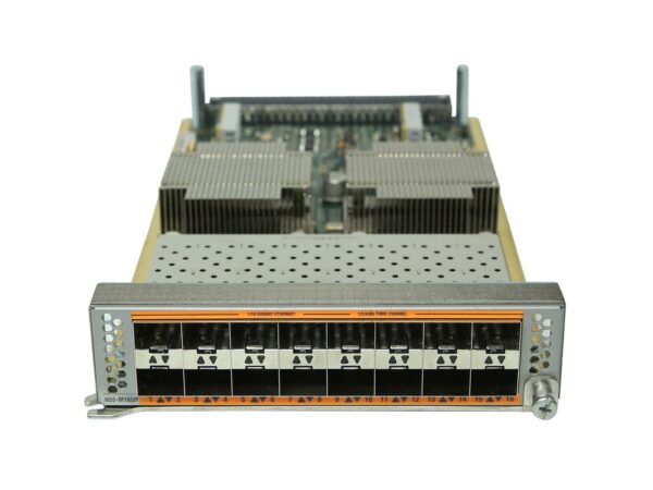 Moduł rozszerzeń Cisco z dwoma rzędami 16 portów SFP+ i widocznymi radiatorami chłodzącymi na płycie.