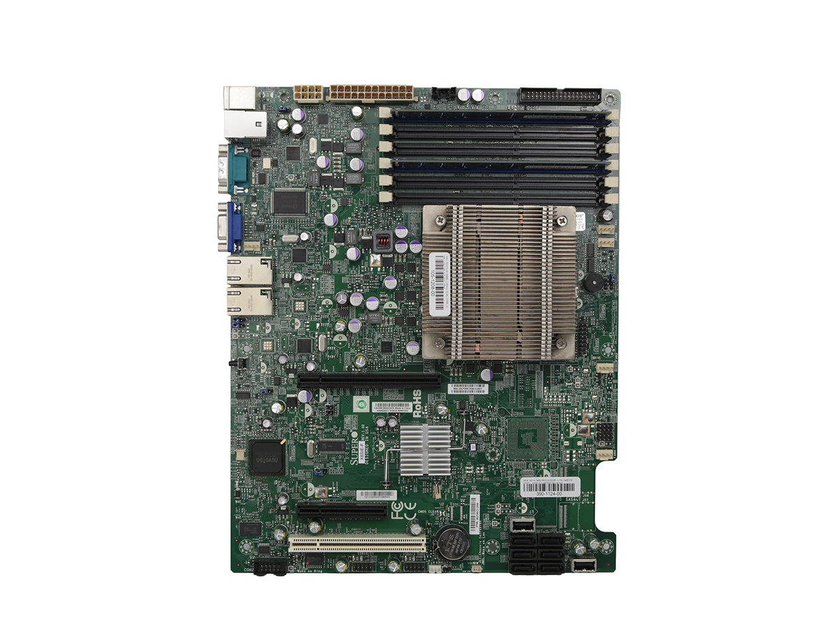 Płyta główna serwerowa Supermicro widziana od góry, ze slotami RAM, procesorem i radiatorem, portami z tyłu.