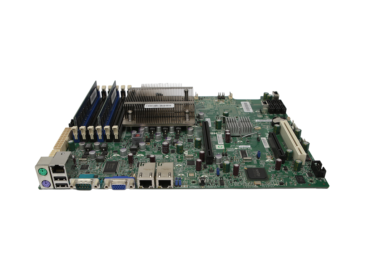 Płyta główna serwerowa Supermicro widziana pod kątem z góry, ze slotami pamięci RAM, radiatorem chłodzącym i portami sieciowymi oraz USB z boku.