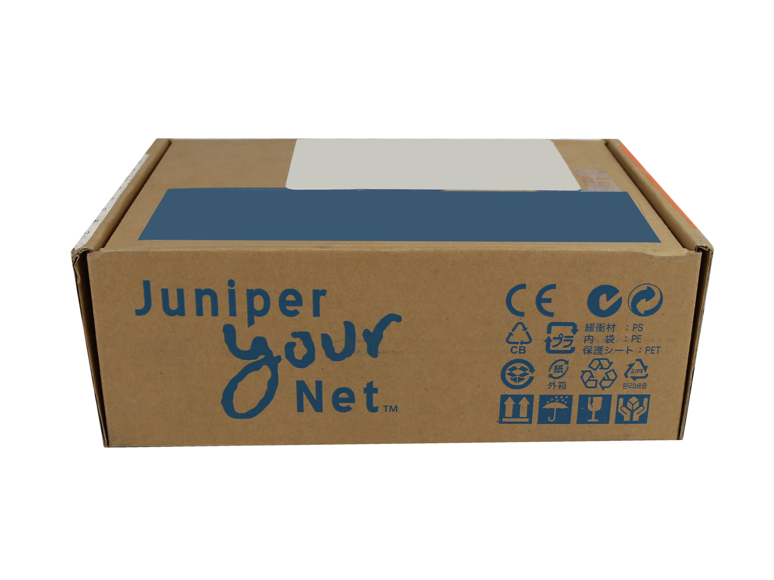 Zamknięte kartonowe pudełko z logo Juniper Networks i symbolami certyfikatów na boku opakowania.