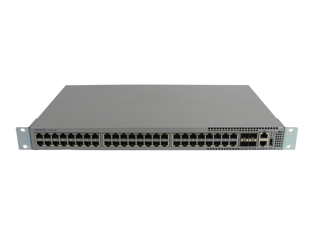 Przedni panel switcha Arista z widocznymi uszami montażowymi i rzędami portów RJ45 oraz portem konsolowym.