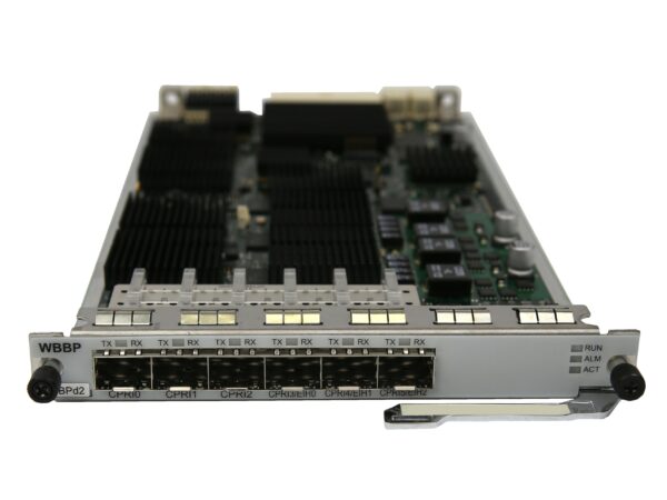 Moduł Huawei WBBP z odkrytą płytą elektroniczną, radiatorami chłodzącymi i rzędem portów SFP z przodu.