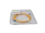 Żółty patchcord światłowodowy ze złączami LC zwinięty w plastikowym opakowaniu blistrowym