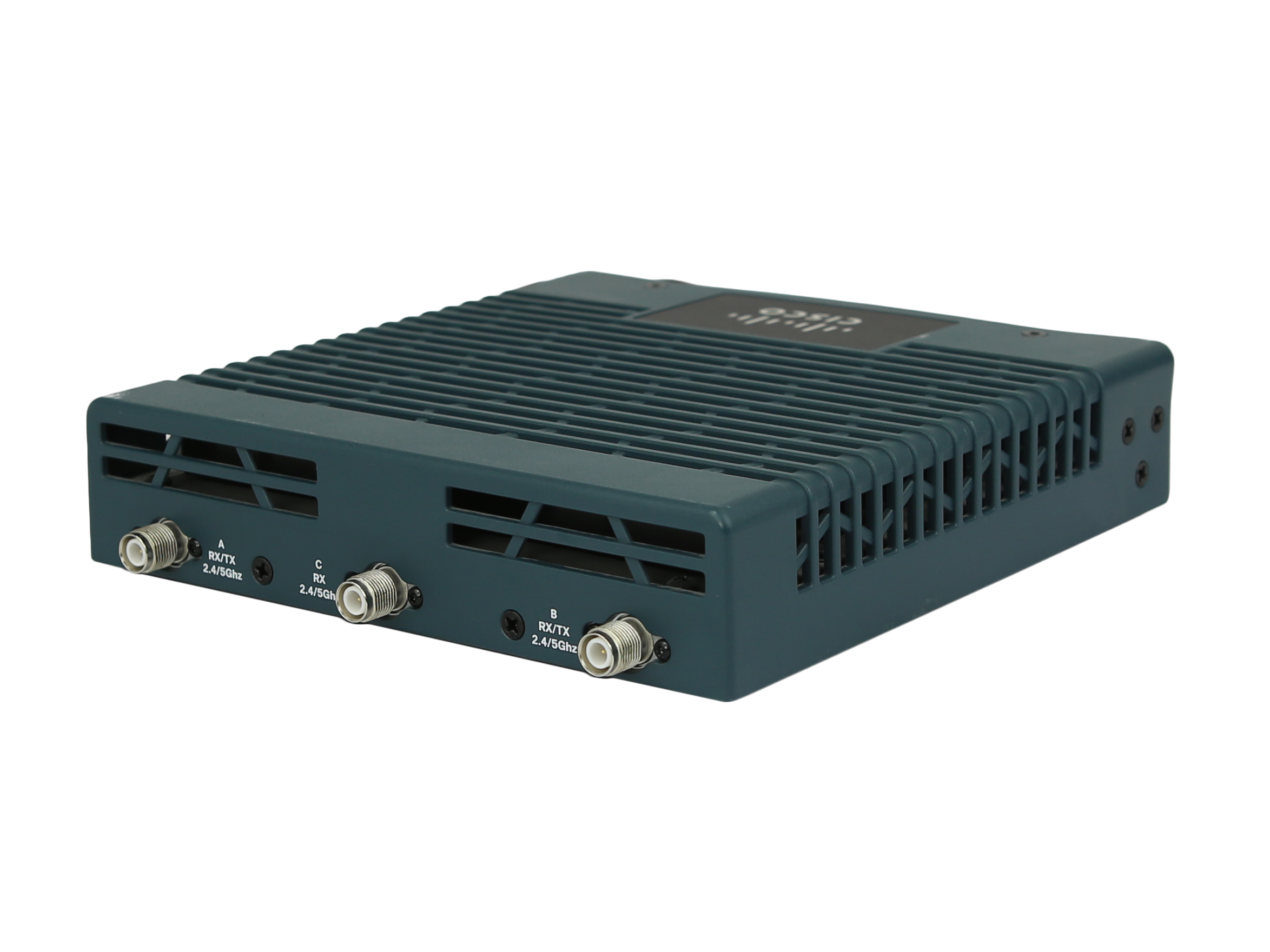Router Cisco widoczny pod kątem z boku, z czterema antenami śrubowymi na przednim panelu i żeberkami chłodzącymi na obudowie.