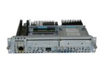 Moduł Cisco SM-SRE-700-K9 z boku, widoczny radiator na płycie i panel przedni z portami RJ45 i USB.