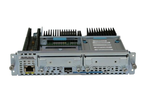Moduł Cisco SM-SRE-700-K9 z boku, widoczny radiator na płycie i panel przedni z portami RJ45 i USB.