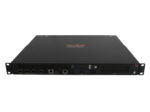 Przedni panel gatewaya Aruba 9240 w obudowie rack 1U z portami SFP28, RJ45 i wyświetlaczem LCD, ujęcie pod kątem.