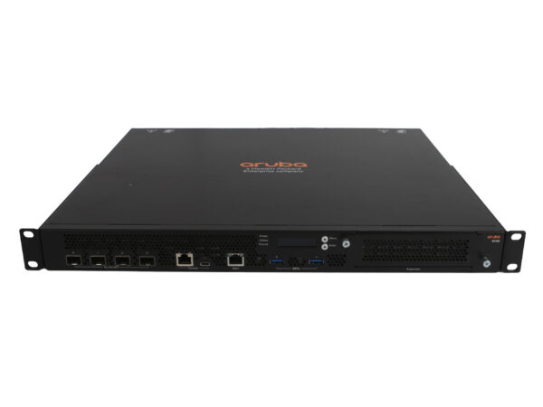 Przedni panel gatewaya Aruba 9240 w obudowie rack 1U z portami SFP28, RJ45 i wyświetlaczem LCD, ujęcie pod kątem.