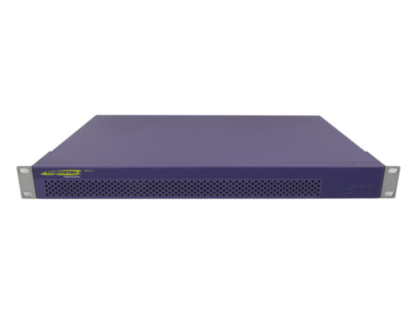 Fioletowa obudowa rack zasilacza Extreme Networks od przodu, z perforowaną wentylacją i uszami montażowymi po bokach.