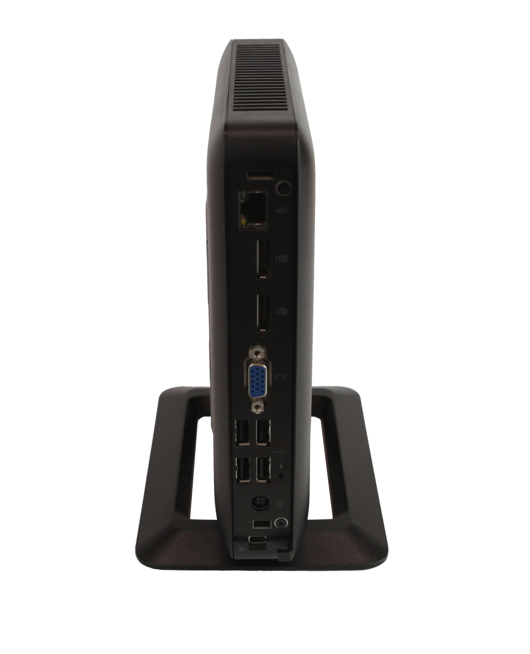 Bok obudowy thin clienta HP t520 ustawionego pionowo na czarnej podstawce, widoczne porty RJ45, VGA, USB i audio.