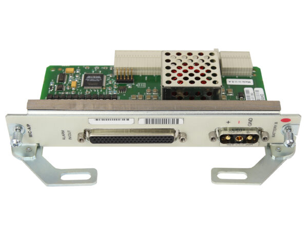 Moduł Cisco MIC-A/P widoczny z przodu, z portem szerokim RJ i złączem zasilania, płytka elektroniczna nad panelem.