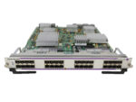Moduł liniowy Alcatel-Lucent z 32 gniazdami SFP+ w czterech rzędach, radiatory chłodzące widoczne na płycie górnej.