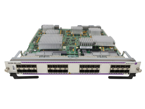 Moduł liniowy Alcatel-Lucent z 32 gniazdami SFP+ w czterech rzędach, radiatory chłodzące widoczne na płycie górnej.