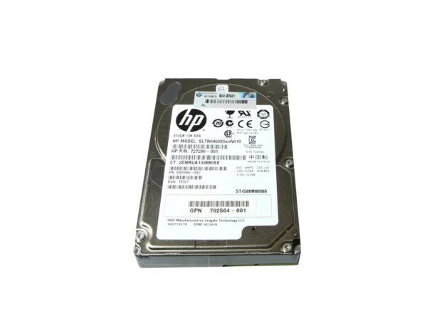 Dysk twardy HP 2,5 cala z widoczną naklejką z danymi technicznymi na górnej metalowej obudowie, złącze SAS z boku.