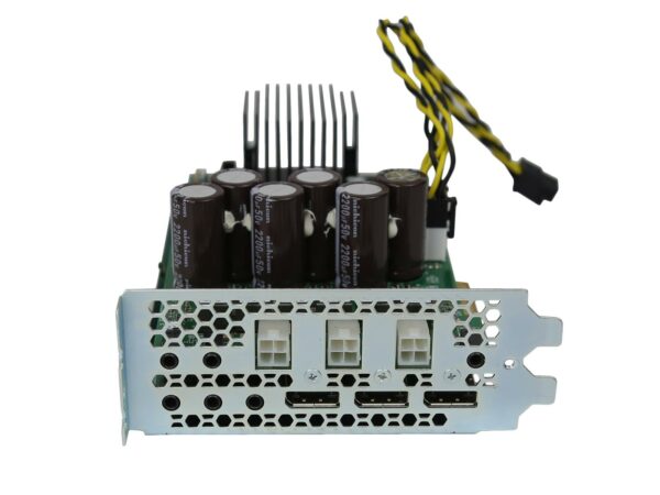 Karta rozszerzeń Cisco z trzema portami DisplayPort na wsporniku, widoczne kondensatory i radiator na płytce.