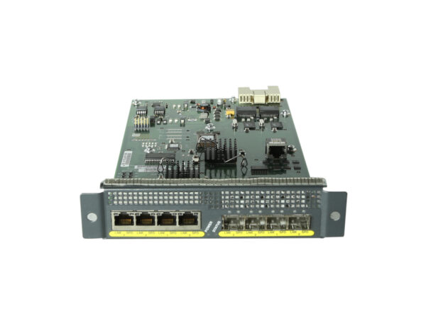 Moduł Cisco z widoczną płytką elektroniczną i przednim panelem z 4 portami RJ45 i 4 slotami SFP