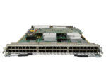Moduł Juniper EX8200-48T z rzędem 48 portów RJ45 na froncie i widoczną płytą elektroniki od góry