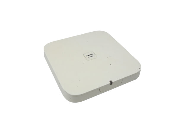 Biała stacja bazowa Aastra IP-DECT w kwadratowej obudowie, widok z góry pod niewielkim kątem, na obudowie widoczna niewielka naklejka.