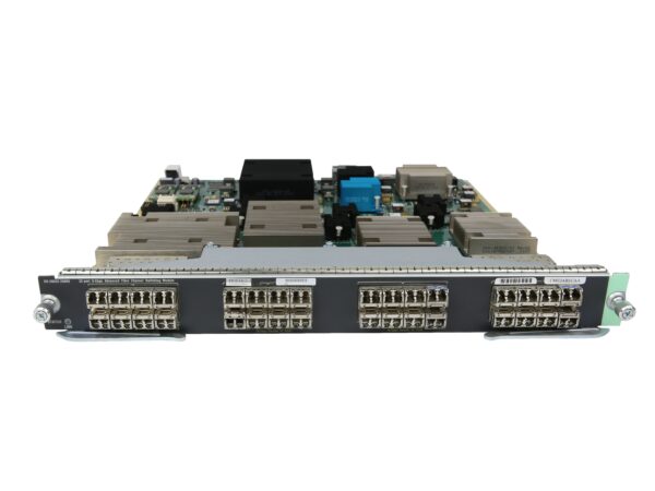 Karta modułu Cisco z widoku od przodu, z widocznymi rzędami portów SFP+ w metalowej obudowie.