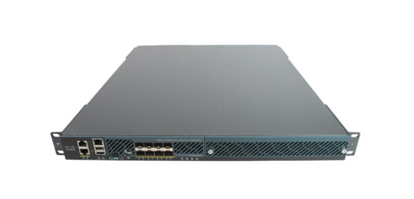 Przedni panel kontrolera Cisco AIR-CT5508 z rzędem portów SFP i dwoma portami RJ45, uszy montażowe do szafy rack.