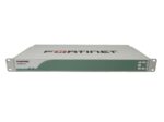 Przedni panel zasilacza Fortinet FortiRPS 100 w obudowie rack z uszami montażowymi, widok pod niewielkim kątem.